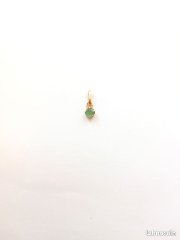 Pendentif solitaire émeraude véritable or 18 carats ( 750/1000)
Titre : Pendentif Or 18 carats (750) et Émeraude véritable (image 1)
