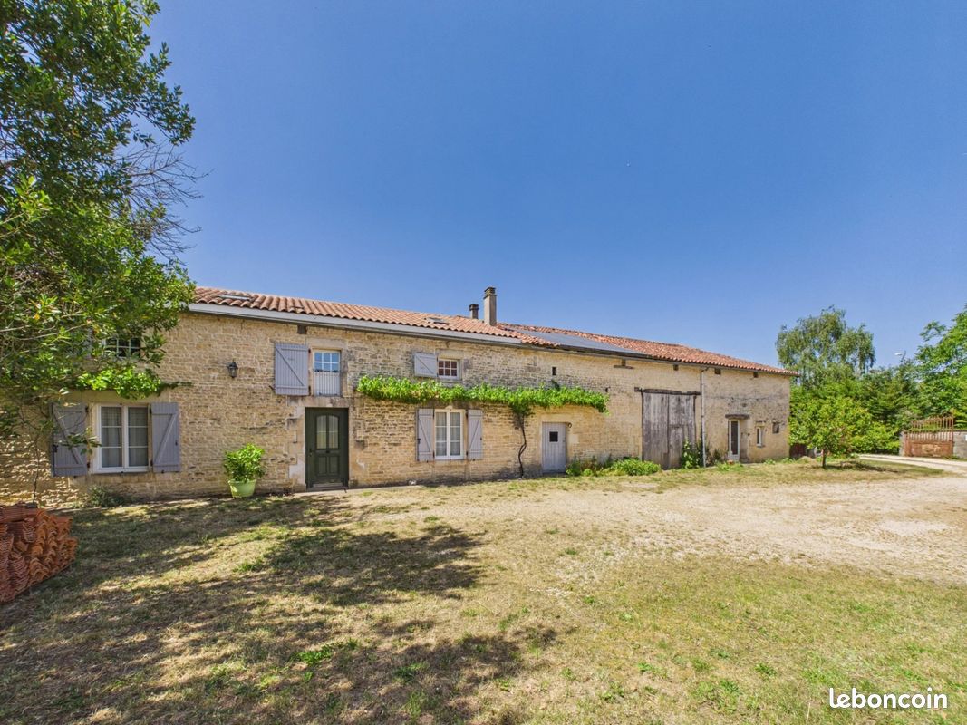 Maison 8 pièces 305 m² · à Salles-de-Villefagnan · 305 m² · 296 800 €