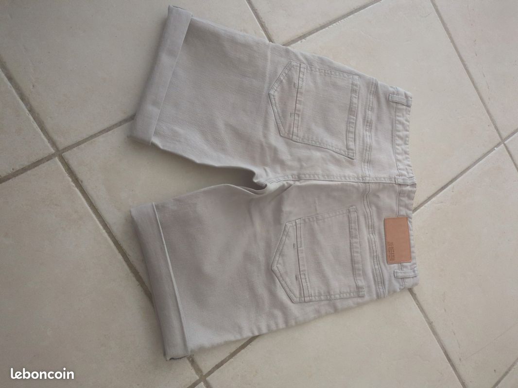 Short. Défaut de tissu côté droit à l'arrière (image 2)
