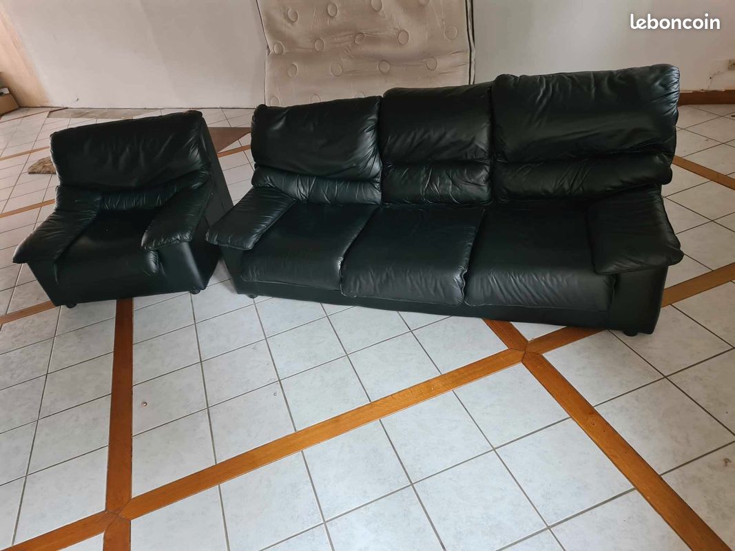 Canapé et 2 fauteuils en cuire noir bon état (image 3)