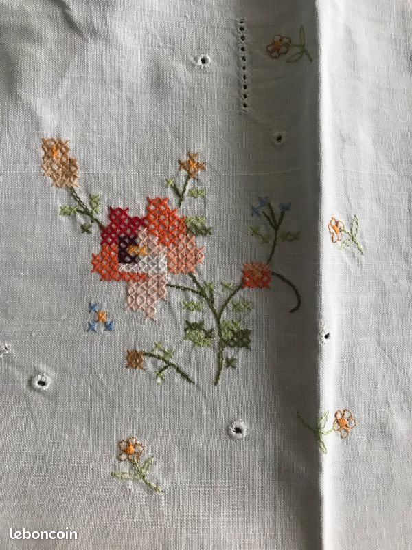 Nappe 81 x 81 et 4 serviettes en coton brodées fleurs (image 3)