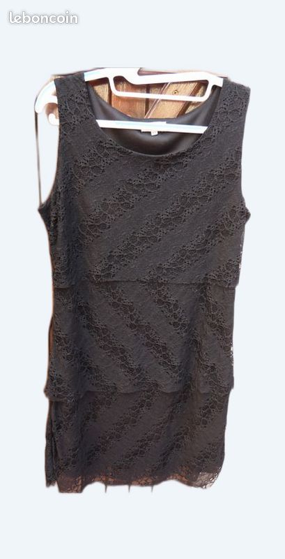 Robe noire en dentelle (image 1)