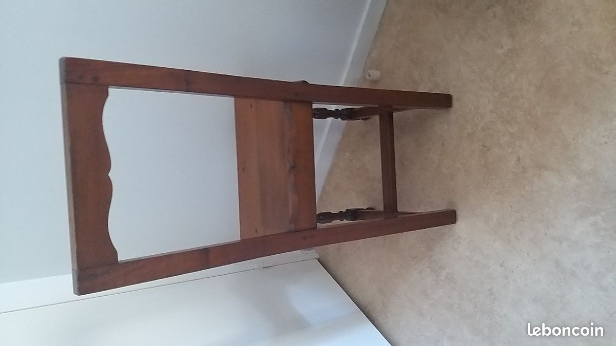 Une chaise en bois (image 3)