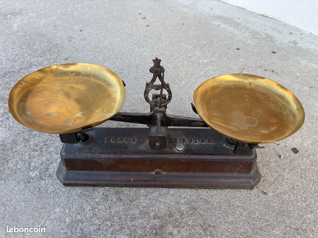 Ancienne balance de commerce 2 kg avec jeu de poids en laiton (image 1)