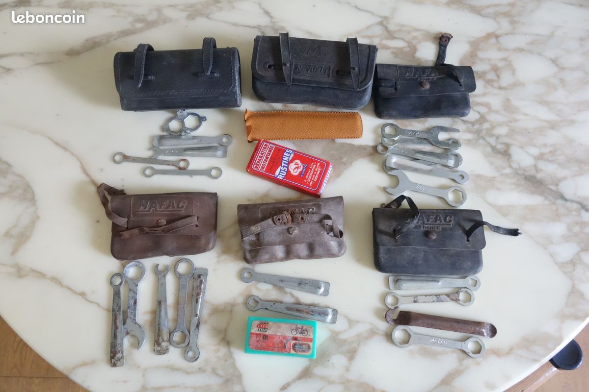 Lot sacoches de selles vélos anciens avec outils Mafac Reydel
