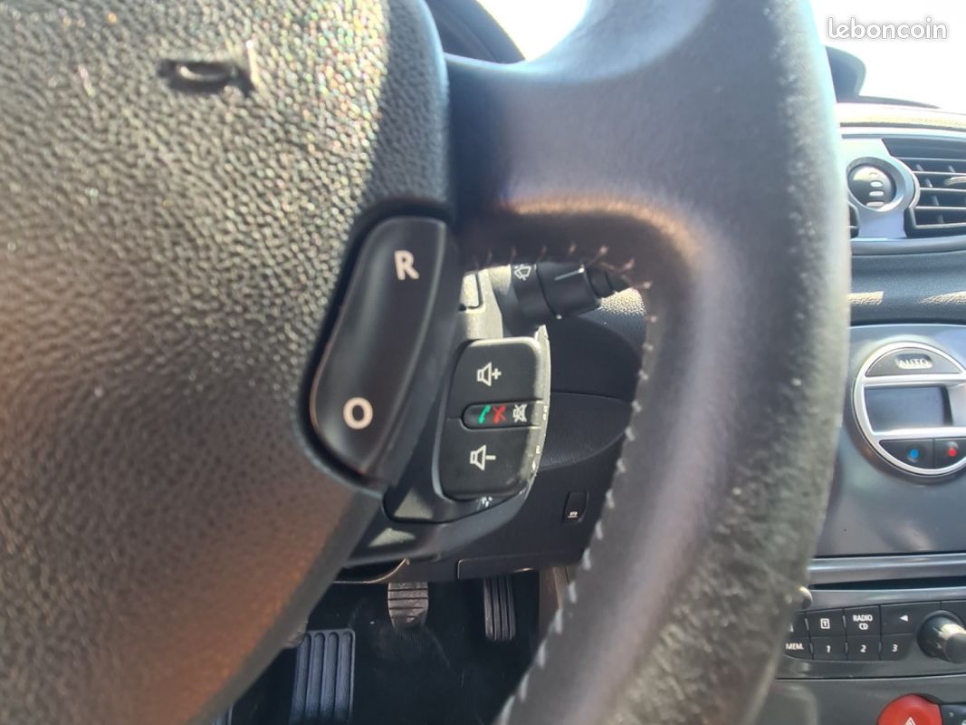 RENAULT CLIO III dCi 105 eco2 Dynamique (image 13)