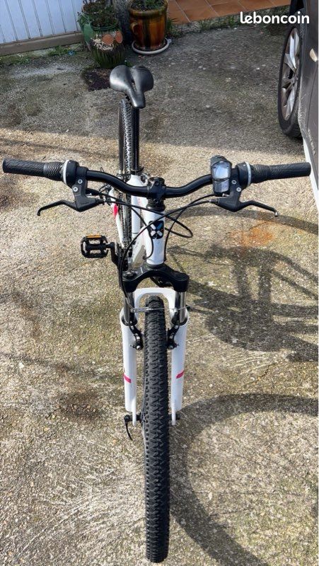 Un lot de trois vélos et d’un porte vélo (image 10)