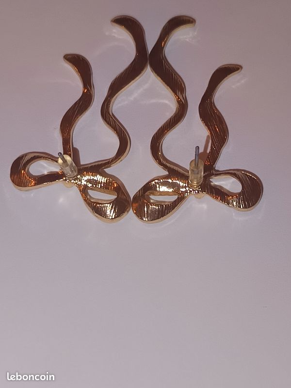Boucles d'oreilles nœuds dorés pendants / Style Coquette / Rubans ondulés (image 3)