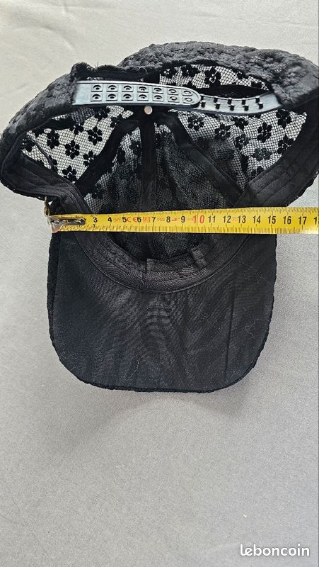 Casquette avec broderies (image 3)