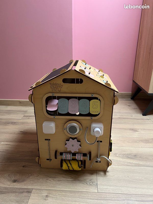 Grande maison d’activités Montessori en bois – Busy board complet – 1 à 3 ans – Très bon état (image 4)