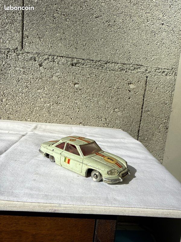 Dinky toys panhard 24 (image 1)