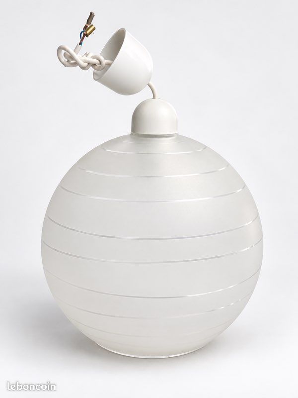 Suspension luminaire boule blanche striée – globe dépoli – style moderne (image 1)