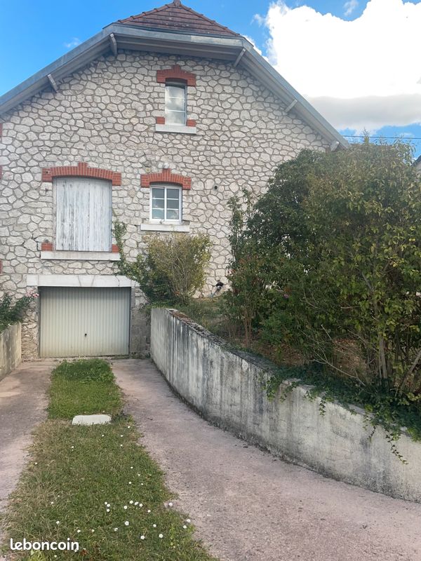 Maison 8 pièces 140 m² · à Vierzon · 140 m² · 674 €/mois