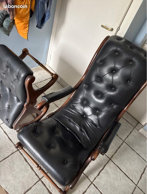 Fauteuil chesterfield et son repose pieds (image 1)