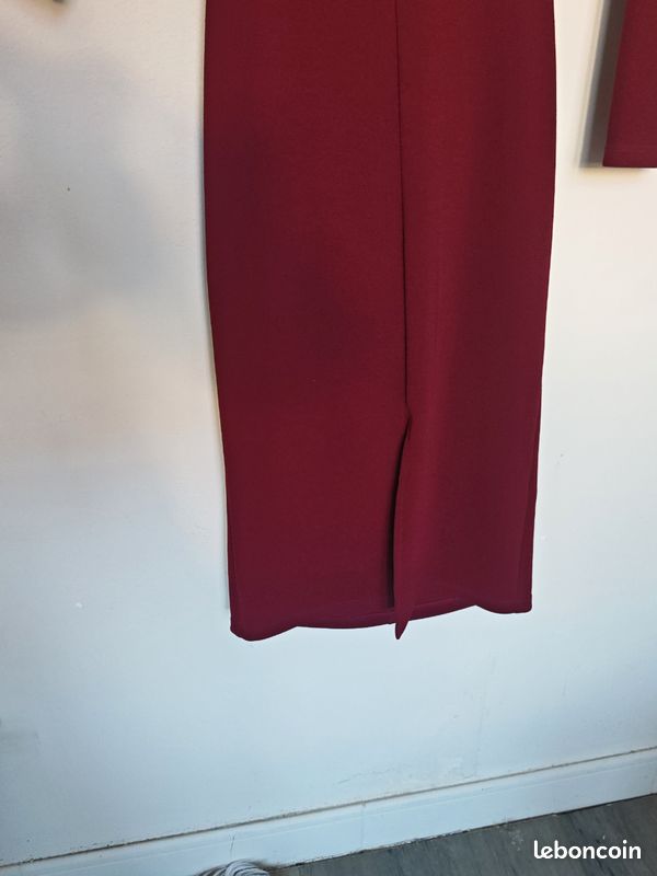 Robe moulante texturée marron chocolat col montant découpée dos
