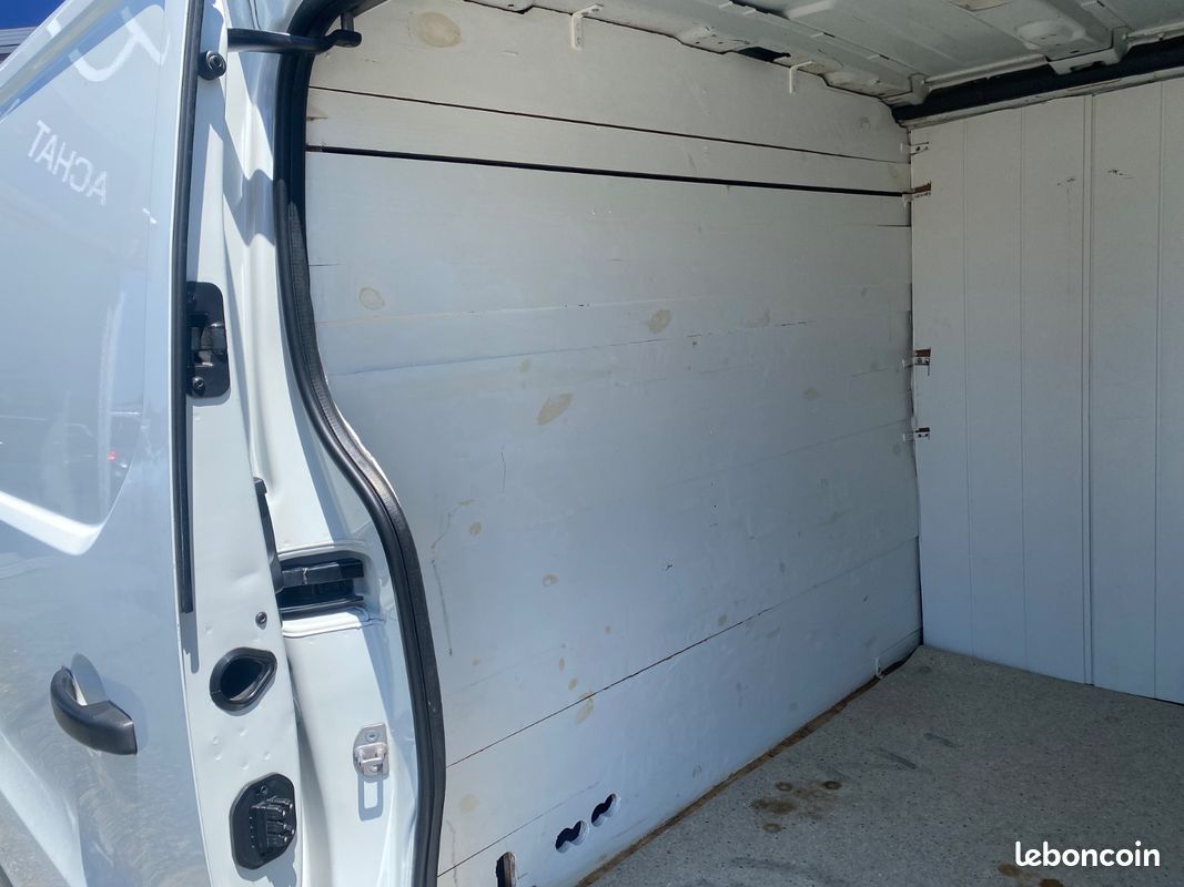 Renault TRAFIC III Fourgon L1H1 1000 1.6 dCi 90 cv / Attelage / 3 places / Air ventilé (image 21)
