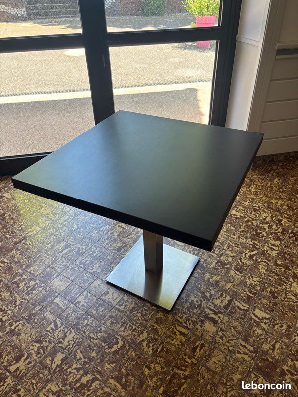 Tables noires pieds inox (image 2)