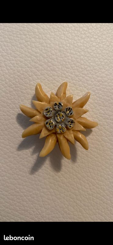 Ancienne Broche Strasbourg Ville / Edelweiss - Couleur Ivoire - Très Bon état