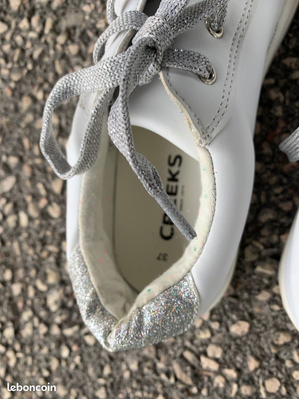 Baskets Pour Fille Avec Détails Cloutés Argentés – Gris Et Blanc, Taille 3 US – 3 Paires De Lacets Incluses – Sans Boîte