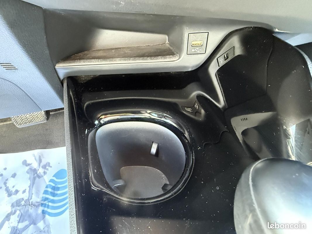 TOYOTA C-HR 2.0 Hybrid - BV e-CVT Collection GPS + CAMERA AR + CLIM (image 24)