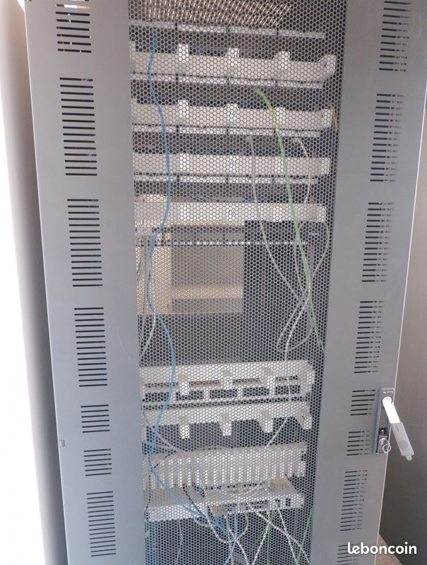 Armoire Rack Serveur Avec Pare Feu Fortinet Et Switch Accessoires armoire-rack-serveur-avec-pare-feu-fortinet-et-switch-accessoires