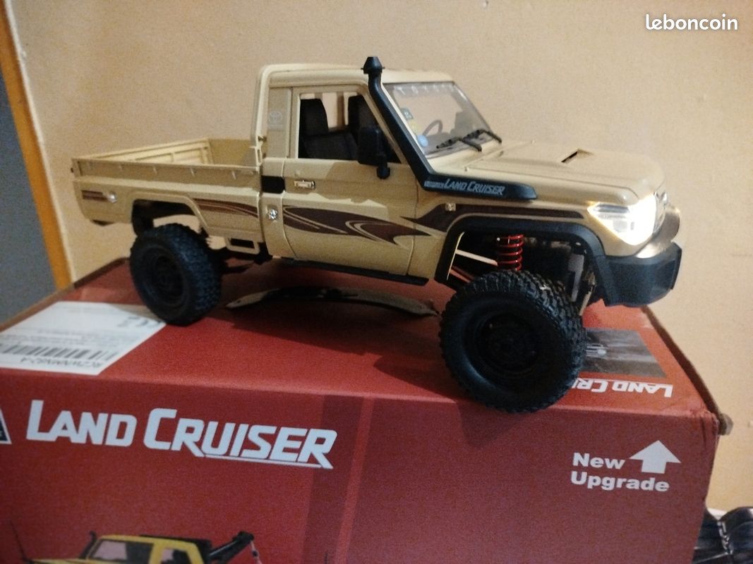 RMT MODELS Toyota Land Cruiser - Voiture radiocommandée 1:12 - Pickup 4WD Crawler - Commande 2,4 GHz 100 m - Lumière LED - Li-Ion 7,4 V 500 mAh 30 min - Kit