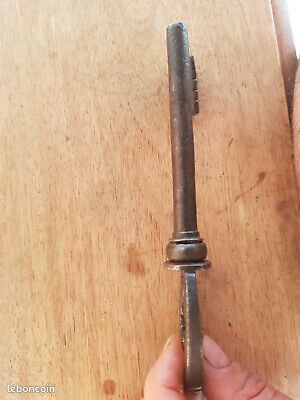 Ancienne clé en fer forgé XVIème de mariage coffre avec armoiries couronne (image 10)