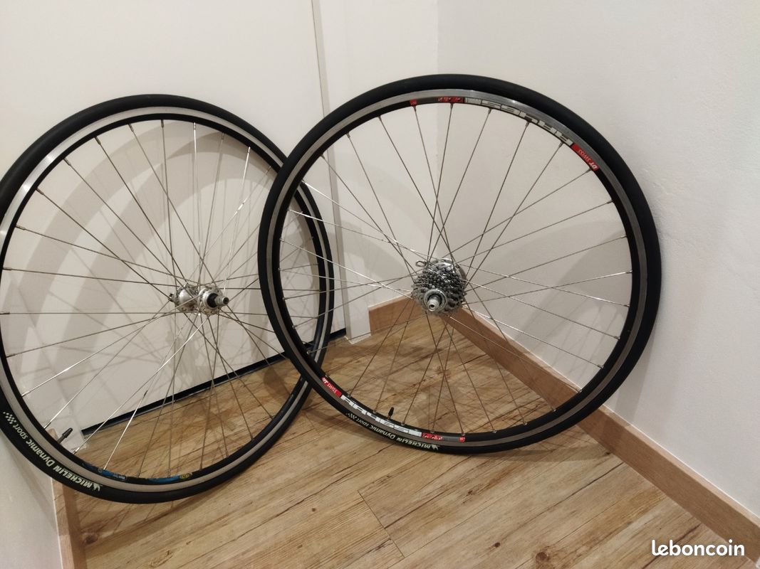 Paire de roues Campagnolo Hyperon Carbon avec sacoches Campagnolo d'occasion : Equipements | Vélo route - 09/09/2022