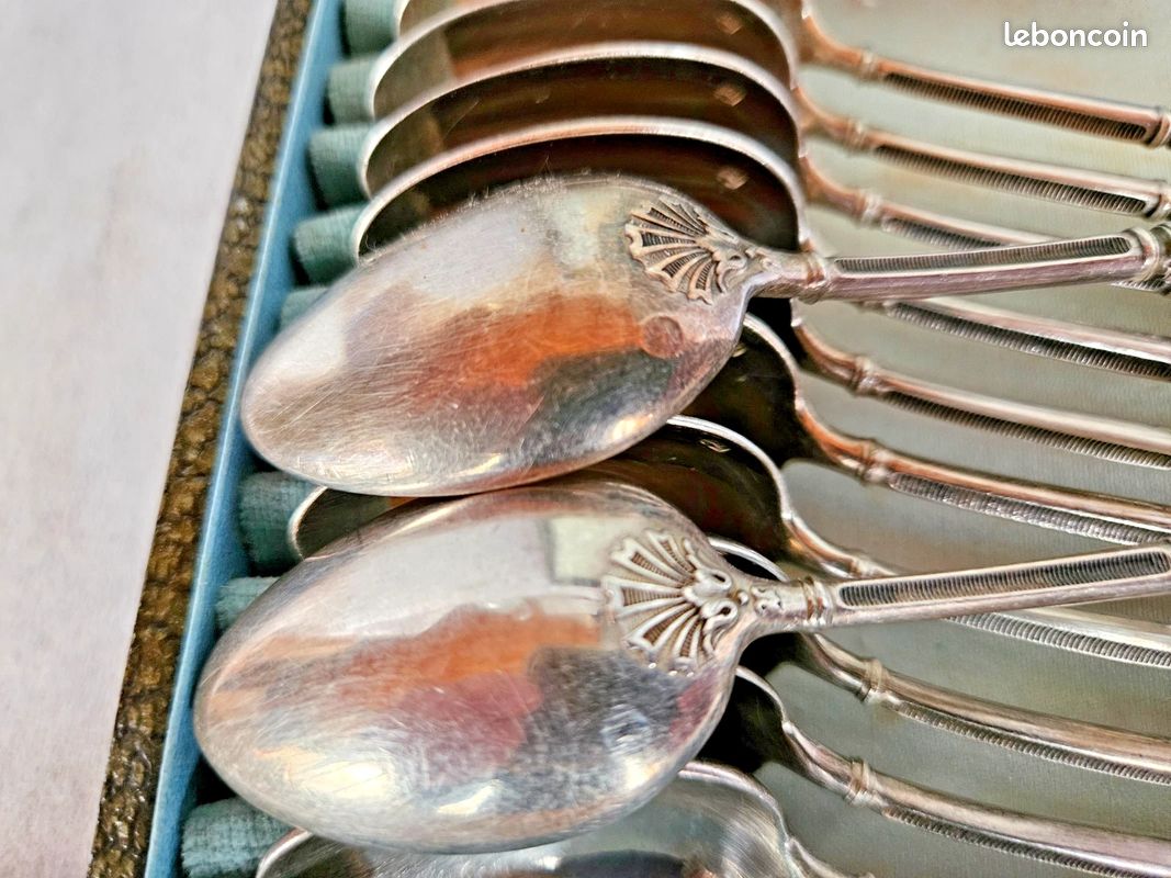Suite de 12 cuillères à moka à la russe en métal argenté de style Régence - Vendu