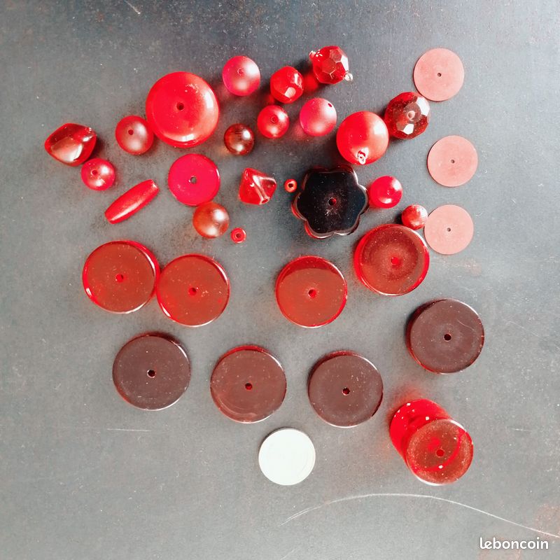 Lot perles rouges (image 1)