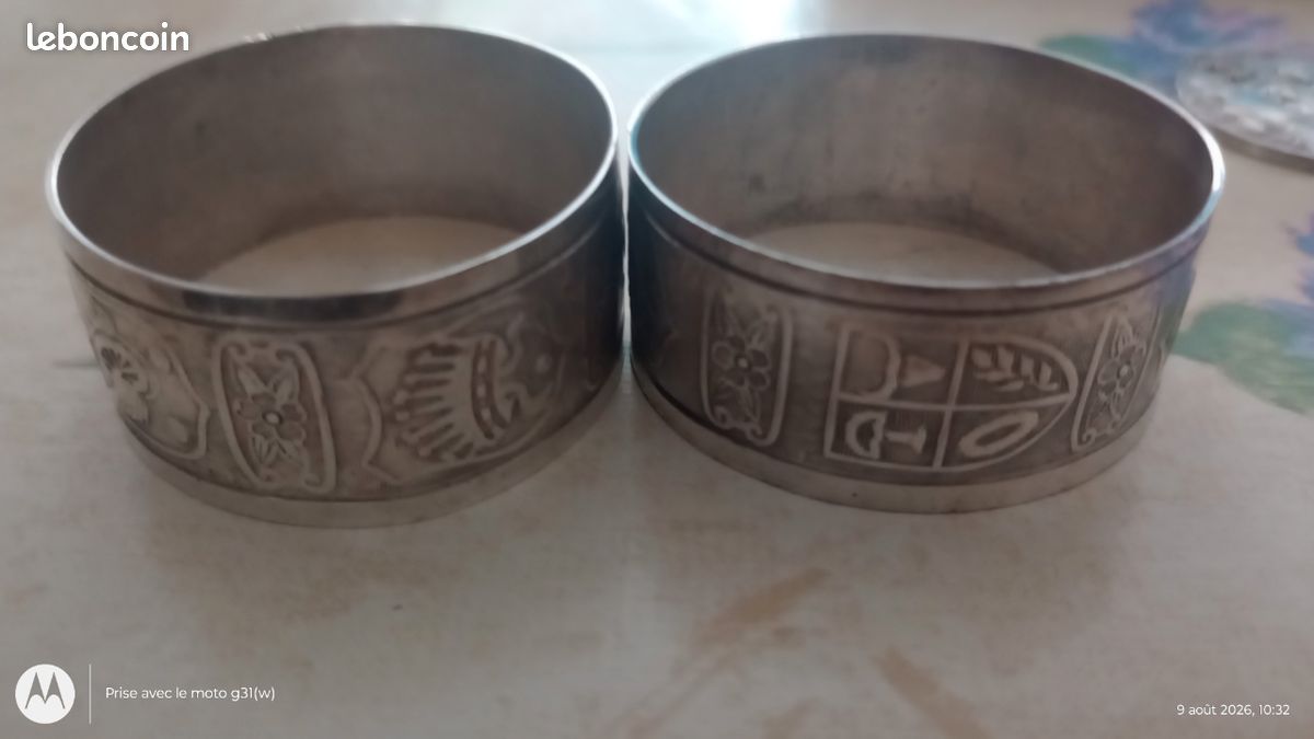 Rond de serviette ancien en argent orné de motifs gravés de type cartouches et frises florales (image 1)