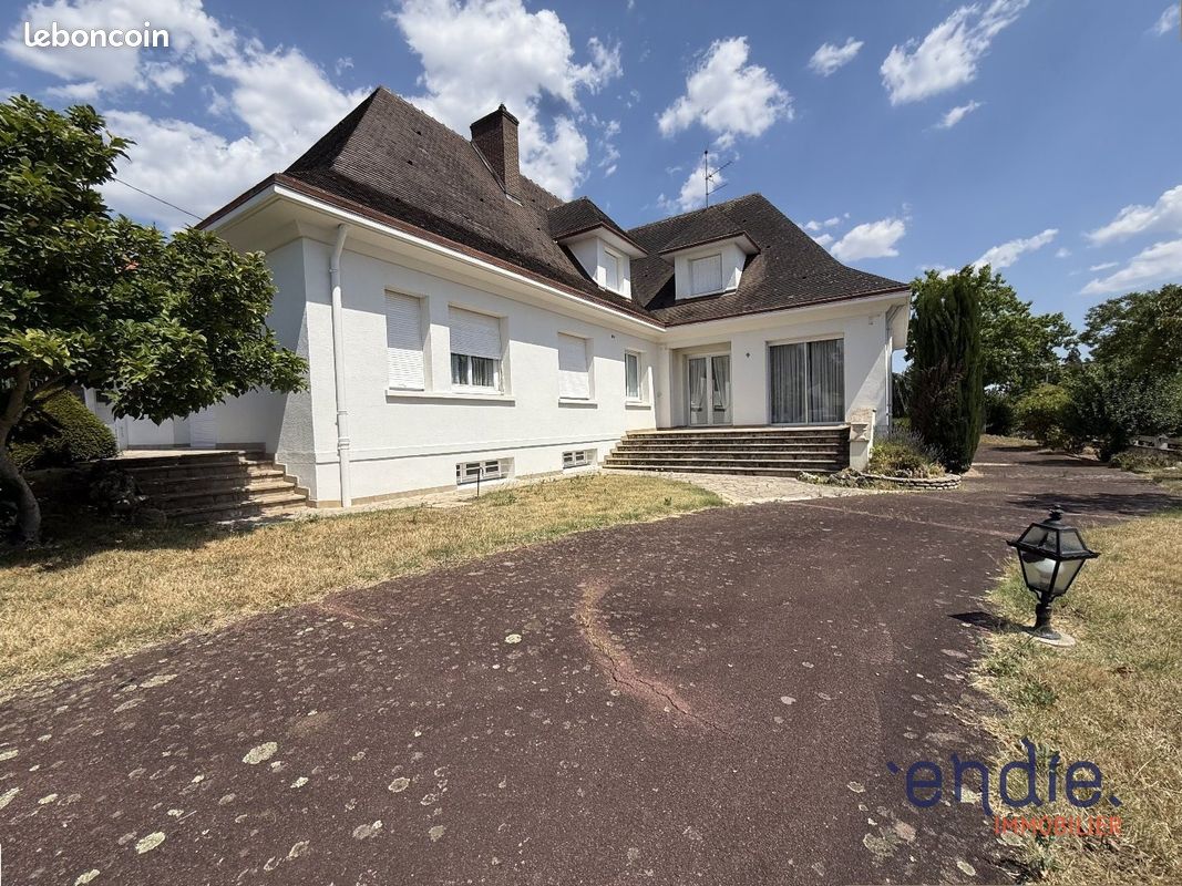 Maison 7 pièces 273 m² · à Dompierre-sur-Besbre · 273 m² · 260 000 €