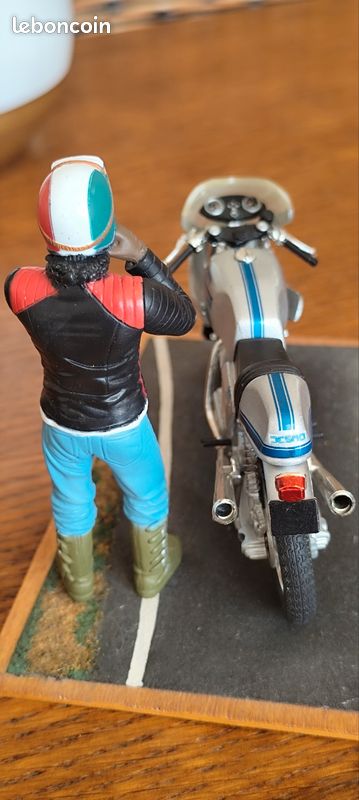 FIGURINE PIERROT MOTO GUZZI 750 V7 SPORT JOE BAR TEAM 1/18 BIKE RESINE