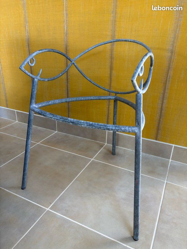 Paire de chaise métallique design poisson (image 1)