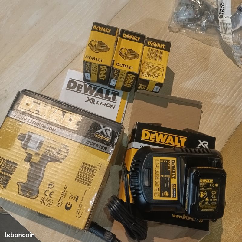 Pack trois batteries Dewalt dcb 121, 1 chargeur allume cigare Dewalt dcb119, une visseuse Dewalt Dcf815 type 2 (image 1)