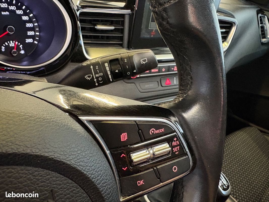 KIA CEED GT-Line 126cv - TOIT OUVRANT/APPLE CARPLAY/CAMÉRA DE RECUL/RADARS/JANTES 17" (image 17)