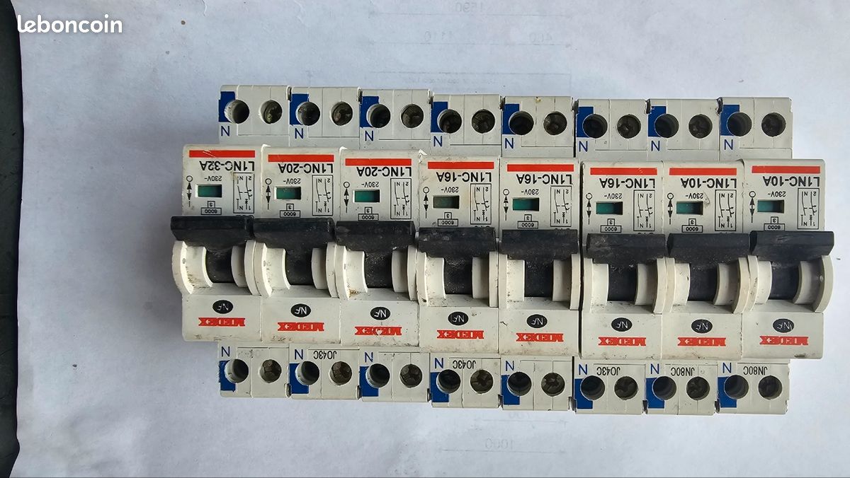 Lot de 8 disjoncteurs MEDEX (image 1)