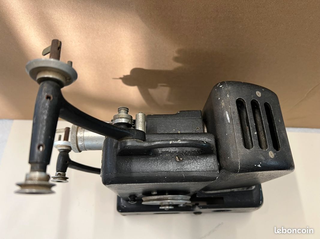 Projecteur De Cinéma Fixe ROYAL CINEGEL - Modèle LE MANS - Vintage Collection