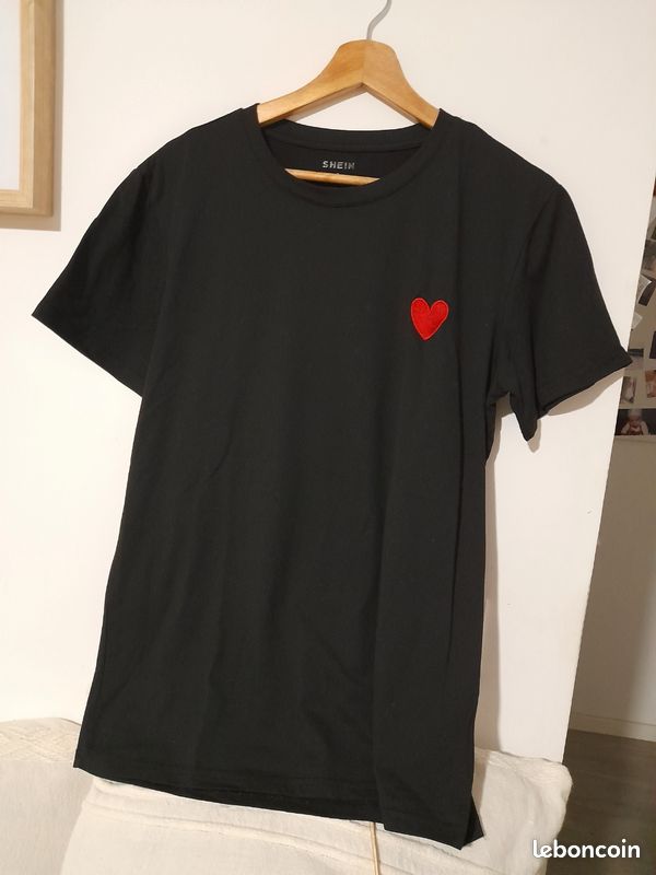 Tee-shirt haut noir avec un cœur rouge brodé en taille S (image 1)