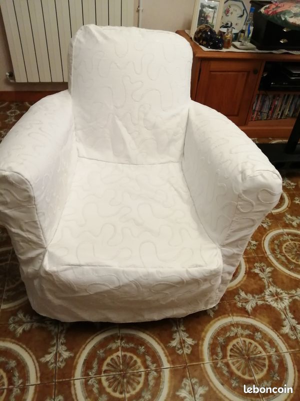 Fauteuil en tissu entierement refait avec une housse de protection (image 5)
