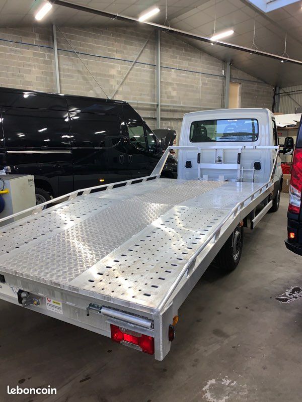 Top Utilitaires : Camion dépanneuse plateau IVECO à vendre