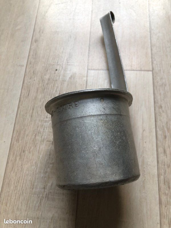 ANCIENNE MESURE À LAIT - DEMI-LITRE. marque SEB -Alu Pur-Art Populaire