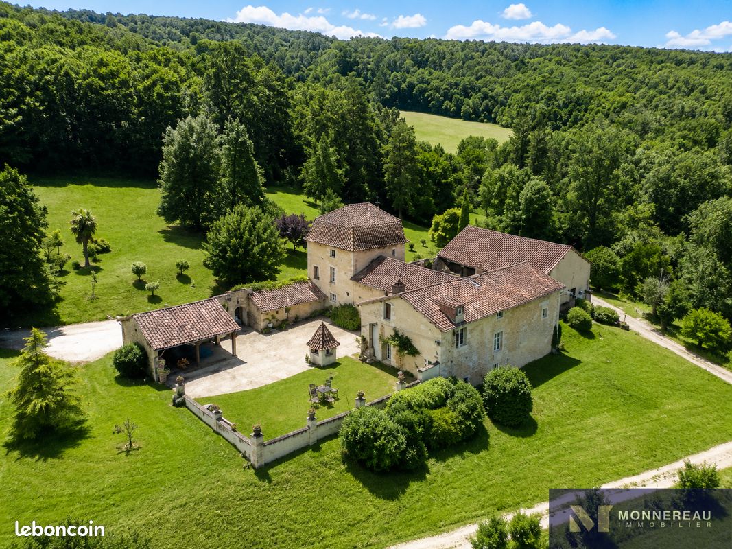 Maison 14 pièces 674 m² · à Léguillac-de-l'Auche · 674 m² · 988 000 €