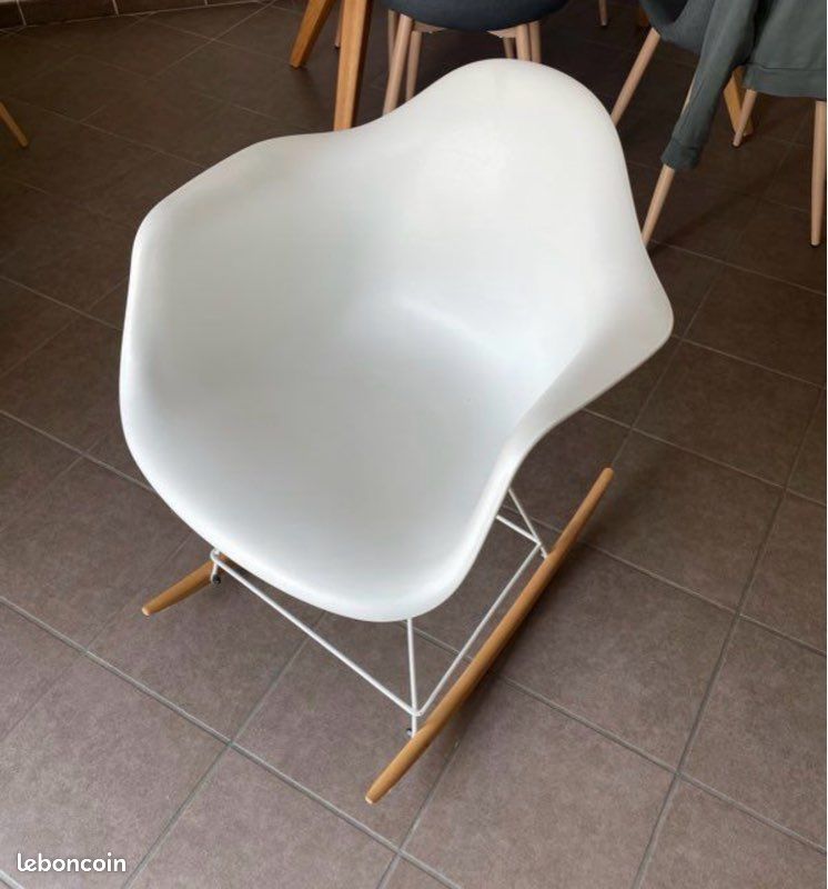 Chaise blanche (image 2)