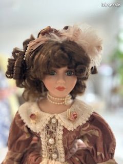 POUPEE PORCELAINE DE COLLECTION CARINE DANS