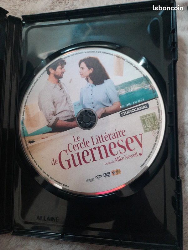 Le cercle littéraire de Guernesey - Lily James (image 3)