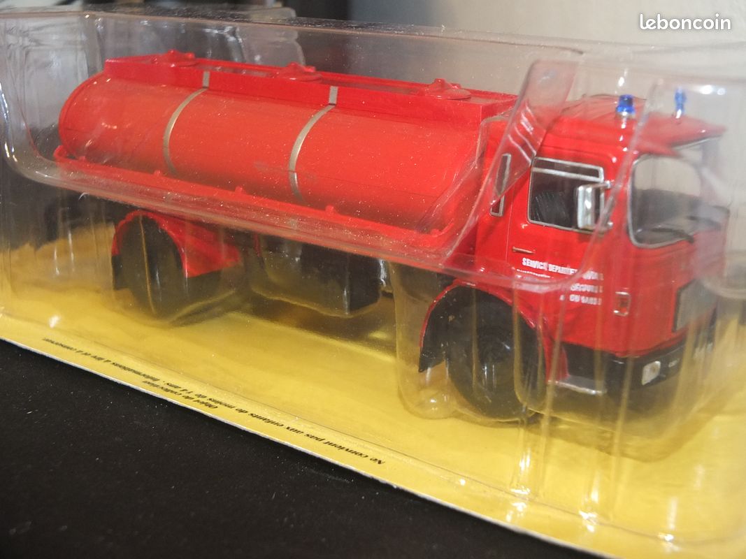 CAMION POMPIER HACHETTE N°23 SAVIEM SM240 CITERNE GARD 1/43 IXO
