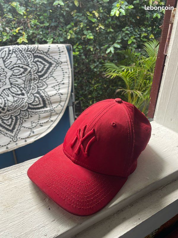 Casquette new era rouge (image 1)