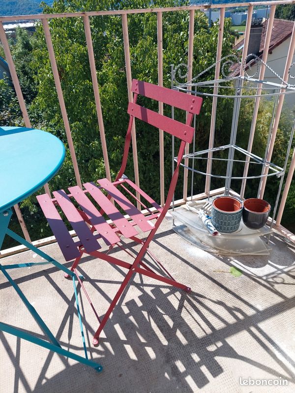 Table extérieur et chaises (image 2)