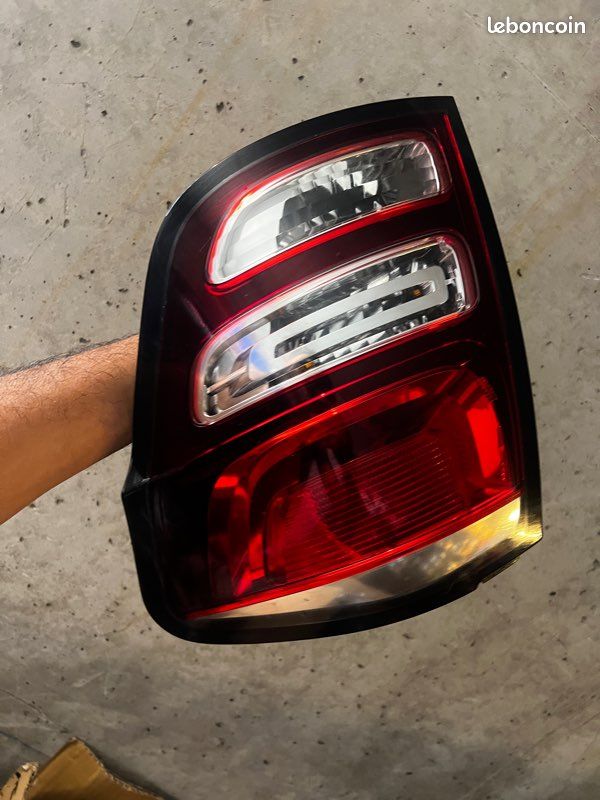 Feu arrière gauche pour une Citroën C3 Phase 2 compatible entre 2010 et 2014 (image 1)